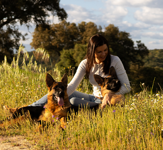 Nerea con cachorros de pastores alemanes la Vigía