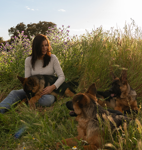 Nerea en el campo con los cachorros de la vigía