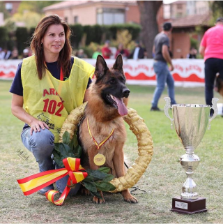 Nerea con Ivy tras ganar el campeonato